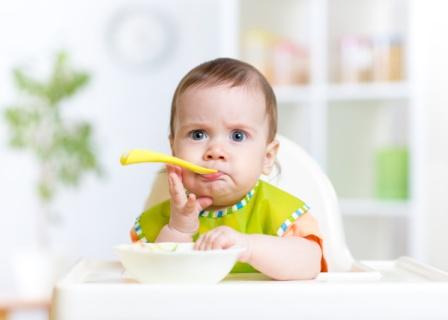 Як навчити дитину самостійно їсти?