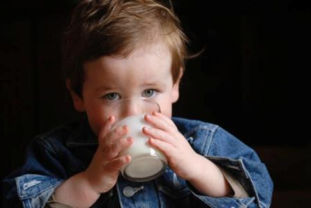 toddler-drinking-milk