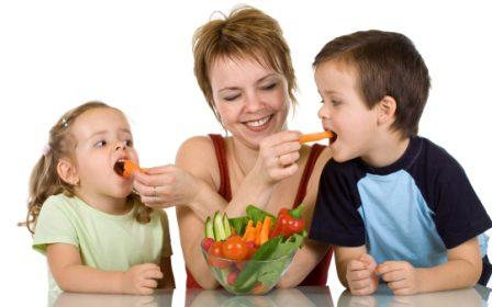 Як навчити дитину їсти самостійно?