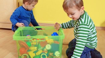 Як навчити дитину збирати іграшки