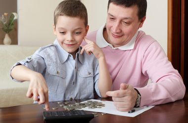А ви вже навчили десятирічного сина заробляти та накопичувати гроші?
