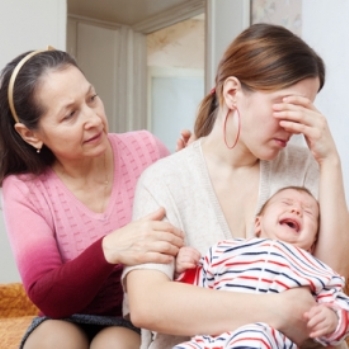 Хто і як може допомогти молодій мамі у післяпологовий період?