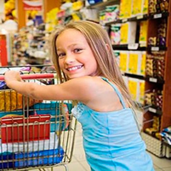 Коли дитині можна самій ходити за покупками?