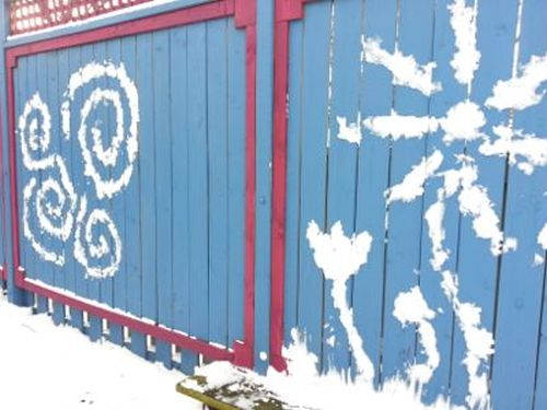 outdoor_activity_snow_paiting_fence