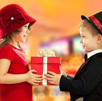 Навчаємо дітей дарувати та приймати подарунки