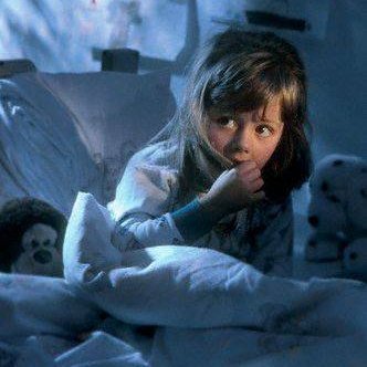 Дитина боїться темряви: причини й подолання нічних дитячих страхів
