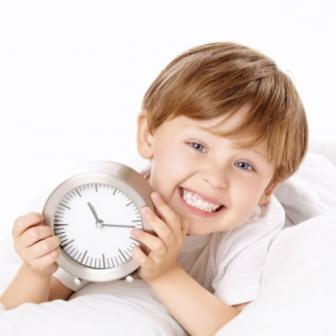 Будильник і кілька батьківських методів допоможуть навчити дитину самостійно прокидатися