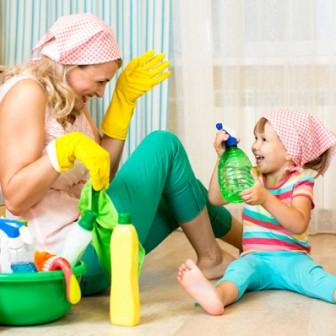 3 елементарних способи, як правильно гратися з дитиною, аби сумістити хатні справи й веселощі