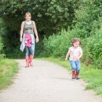 5 найпростіших ігор на прогулянці для мами й дитини