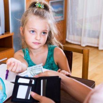 Чи потрібно дитині знати, на що вона витрачає гроші?