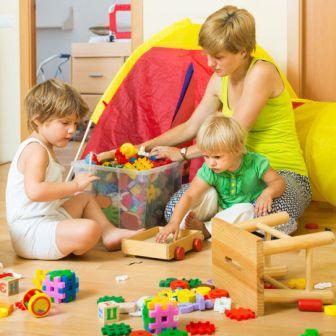 3 незвичних способи, що без сварок і нервів допоможуть навчити дитину прибирати за собою іграшки