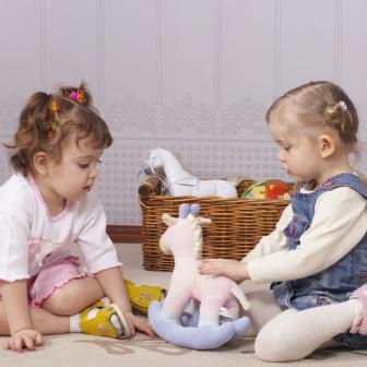 5 головних порад для батьків, діти яких обмінюються своїми речами, дарують та купують їжу чи іграшки товаришам