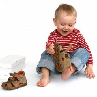 5 простих ефективних порад, як навчити дитину самостійно взувати сандалі