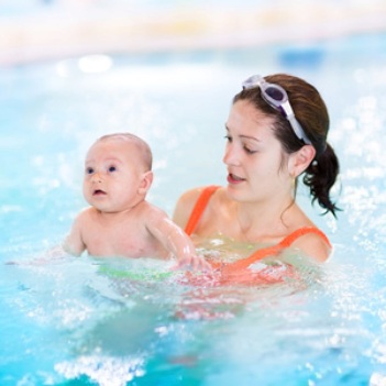 5 причин, чому слід плавати в басейні з немовлятами