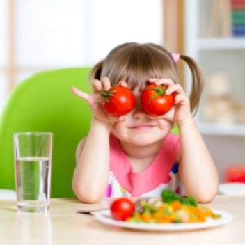 Дитина грається з їжею: дозволяти чи забороняти? | 4Mamas