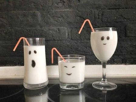 Весела склянка молока