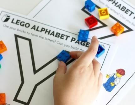 «Малюємо» букви деталями Лего за зразком