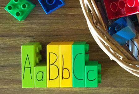 Учимо букви з конструктором Лего: великі й маленькі букви
