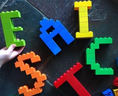 Складаємо великі букви з конструктора Лего
