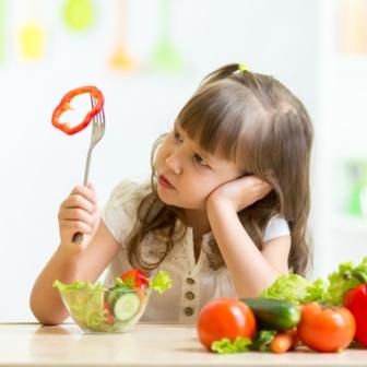 Як нагодувати дитину овочами, якщо вона відмовляється їх їсти?