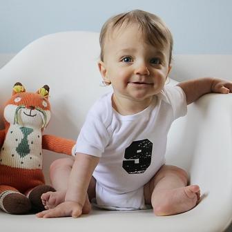 Чим зайняти малюка в 6–12 місяців: добірка простих ігор